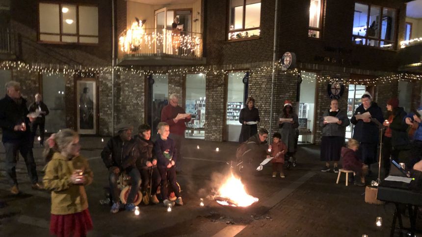 Balkonzangers en voorbijgangers genieten van kerstliederen (2)